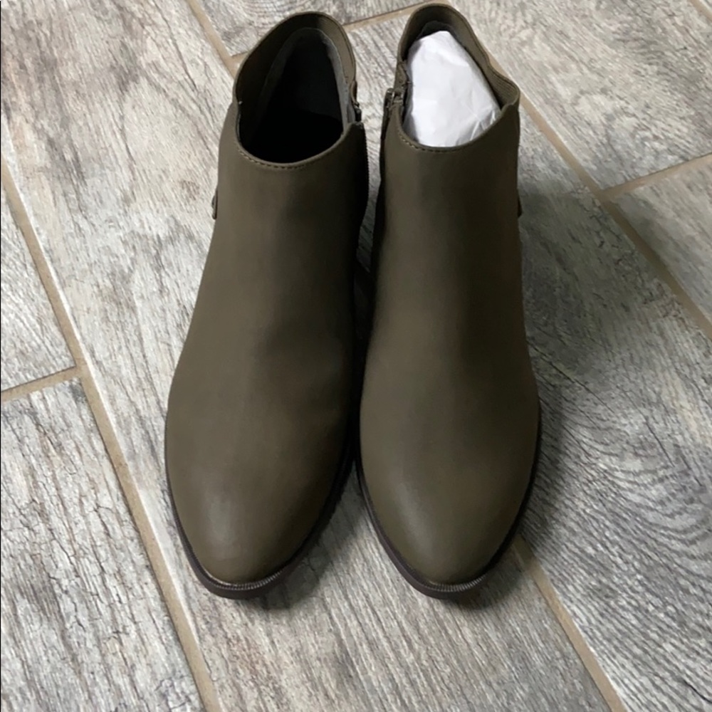 NWT Simply Vera Vera Wang Vienna olive booties